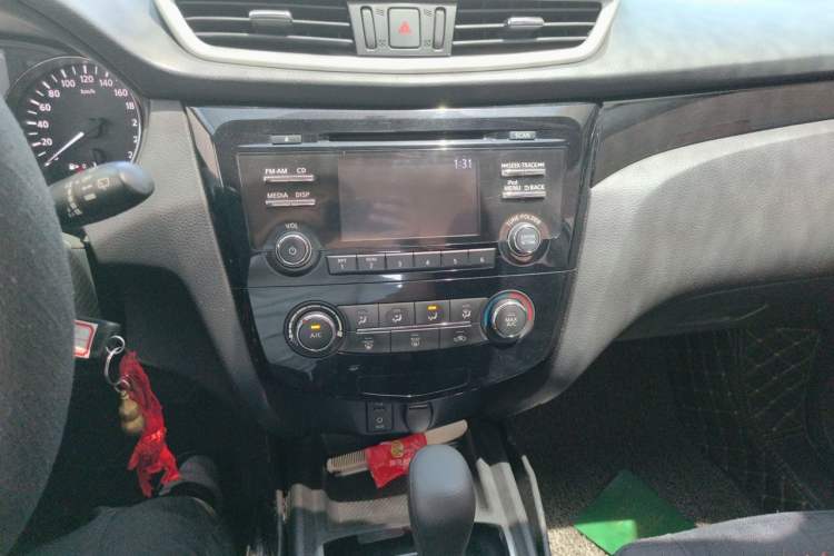 Used Nissan Qashqai 2016 2.0L CVT Elite Edition Audio And AC Panel