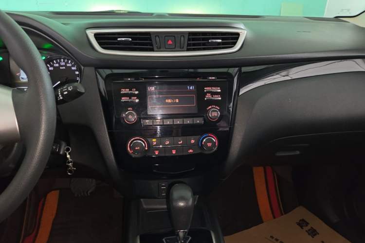 Used Nissan Qashqai 2016 2.0L CVT Elite Edition Audio And AC Panel