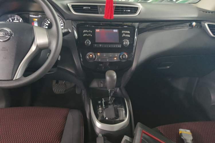 Used Nissan Qashqai 2016 2.0L CVT Elite Edition Audio And AC Panel