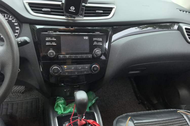 Used Nissan Qashqai 2016 2.0L CVT Elite Edition Audio And AC Panel
