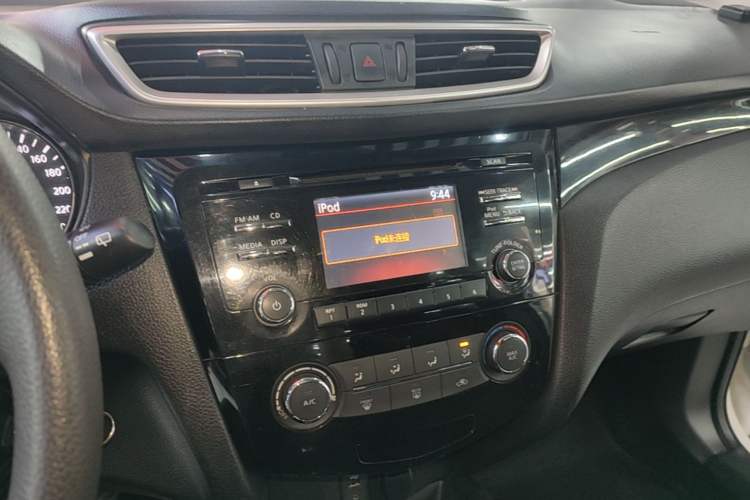 Used Nissan Qashqai 2016 2.0L CVT Elite Edition Audio And AC Panel
