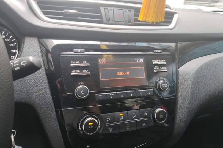 Used Nissan Qashqai 2016 2.0L CVT Elite Edition Audio And AC Panel