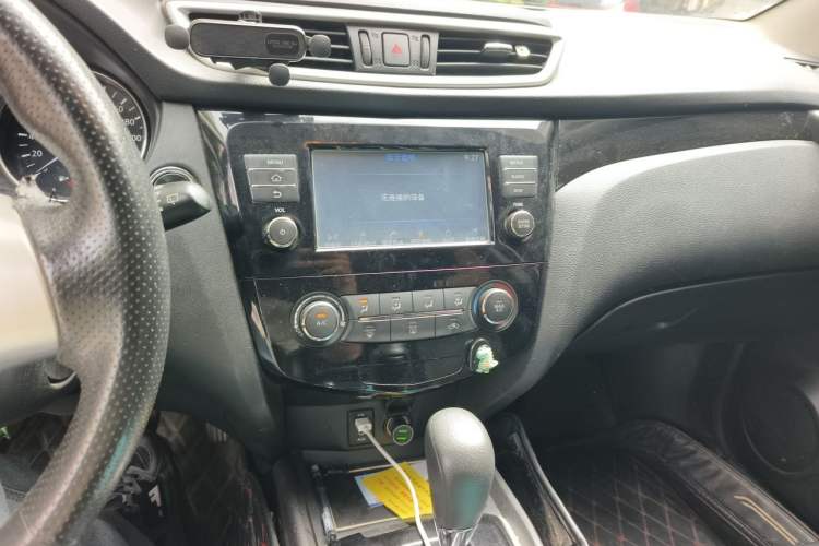 Used Nissan Qashqai 2016 2.0L CVT Elite Edition Audio And AC Panel