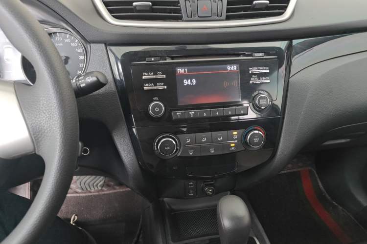 Used Nissan Qashqai 2016 2.0L CVT Elite Edition Audio And AC Panel