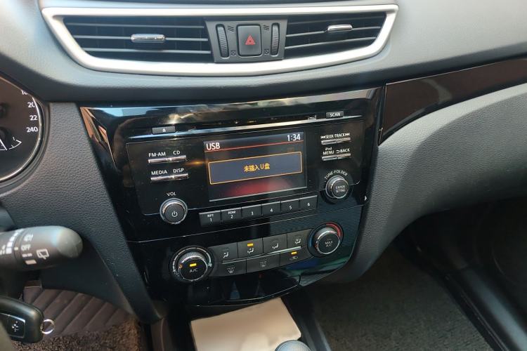 Used Nissan Qashqai 2016 2.0L CVT Elite Edition Audio And AC Panel