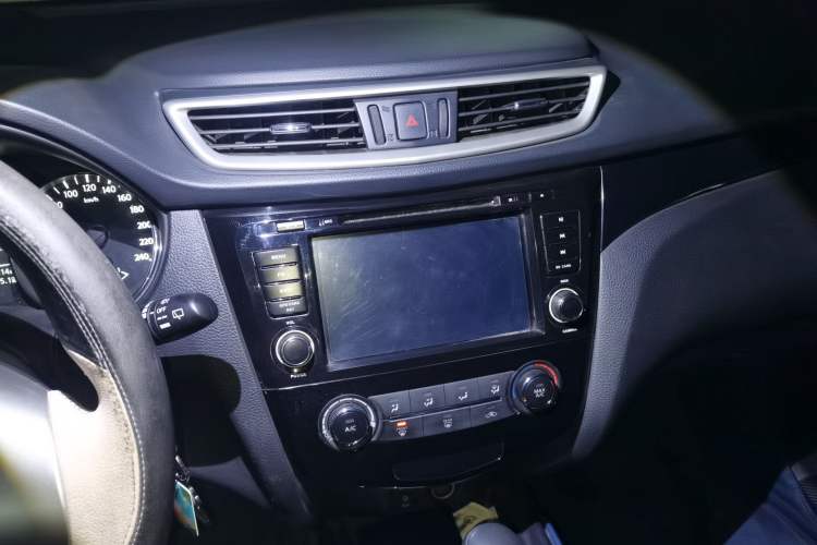 Used Nissan Qashqai 2016 2.0L CVT Elite Edition Audio And AC Panel