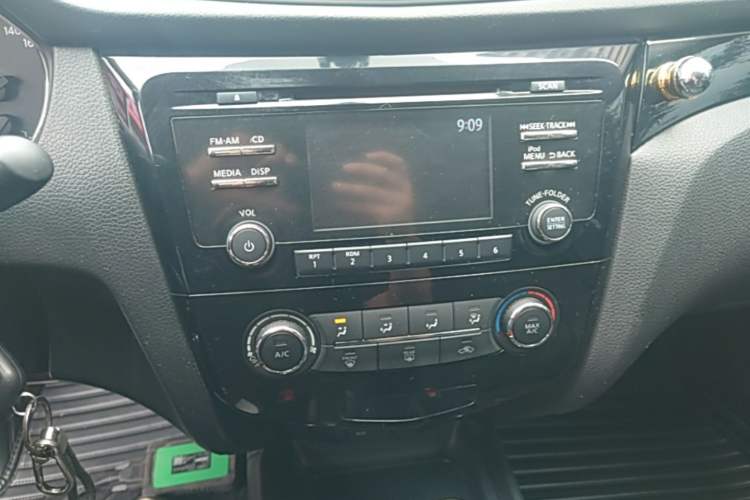 Used Nissan Qashqai 2016 2.0L CVT Elite Edition Audio And AC Panel