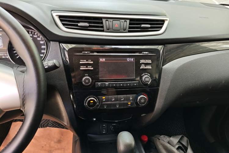 Used Nissan Qashqai 2016 2.0L CVT Elite Edition Audio And AC Panel