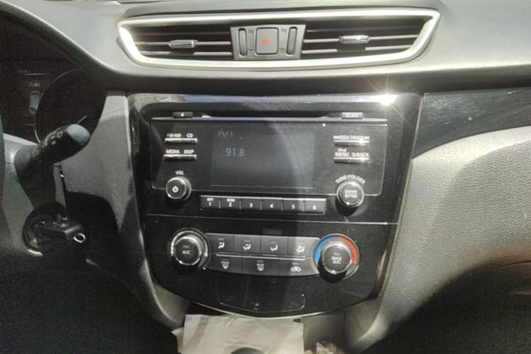 Used Nissan Qashqai 2016 2.0L CVT Elite Edition Audio And AC Panel