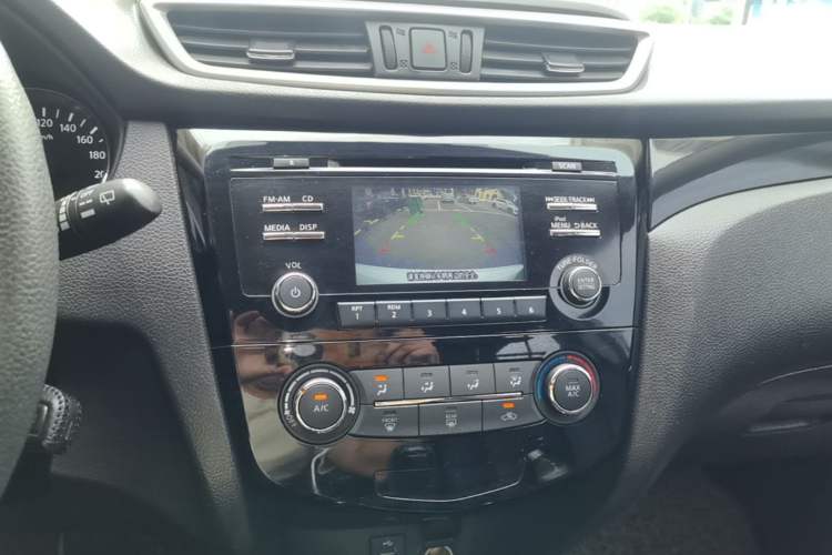 Used Nissan Qashqai 2016 2.0L CVT Elite Edition Audio And AC Panel