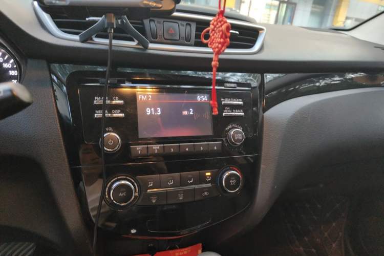 Used Nissan Qashqai 2016 2.0L CVT Elite Edition Audio And AC Panel