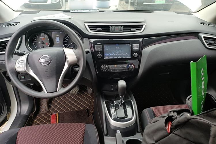 Used Nissan Qashqai 2016 2.0L CVT Elite Edition Center Console