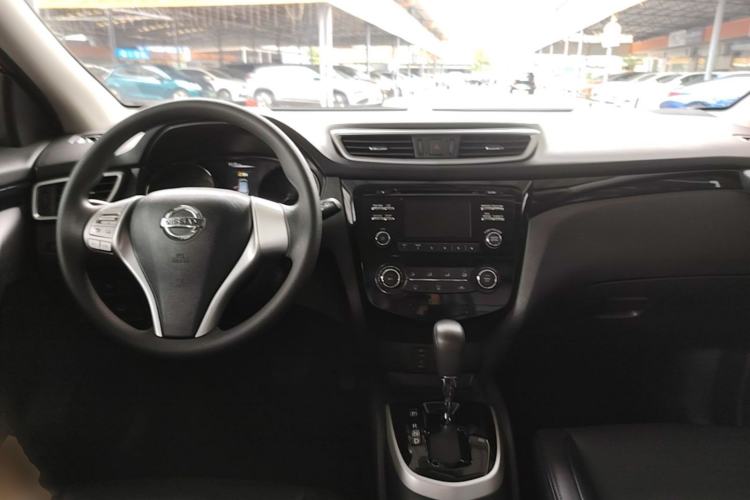 Used Nissan Qashqai 2016 2.0L CVT Elite Edition Center Console