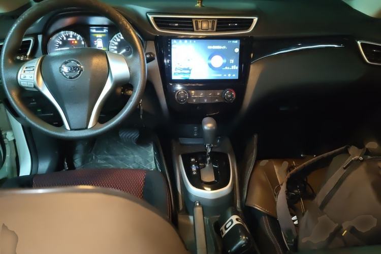 Used Nissan Qashqai 2016 2.0L CVT Elite Edition Center Console