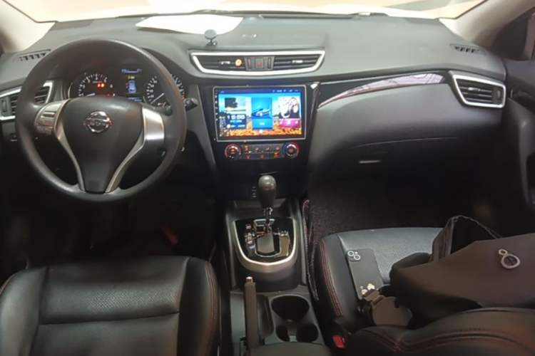 Used Nissan Qashqai 2016 2.0L CVT Elite Edition Center Console