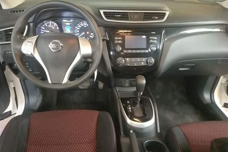 Used Nissan Qashqai 2016 2.0L CVT Elite Edition Center Console