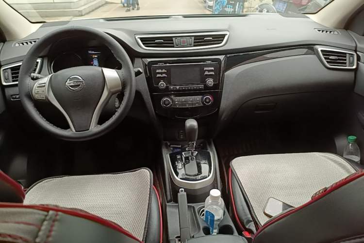 Used Nissan Qashqai 2016 2.0L CVT Elite Edition Center Console