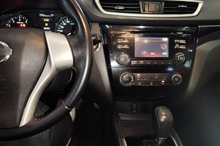 Used Nissan Qashqai 2016 2.0L CVT Luxury Edition Center Console