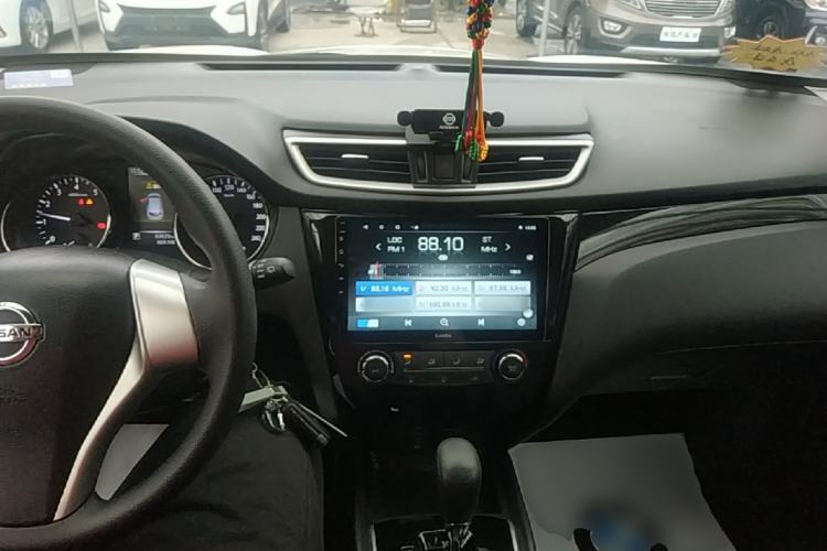 Used Nissan Qashqai 2016 2.0L CVT Elite Edition Center Console