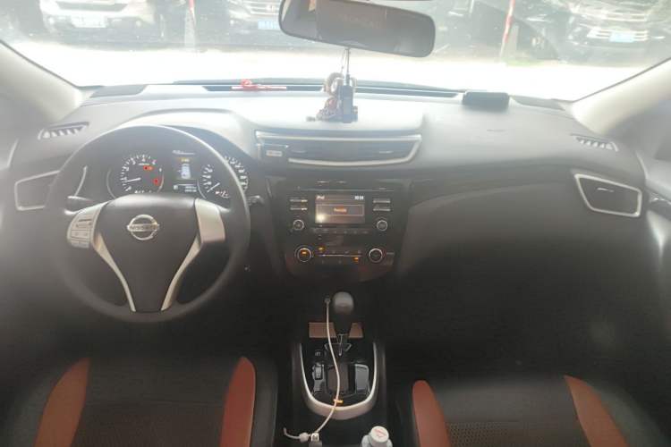Used Nissan Qashqai 2016 2.0L CVT Elite Edition Center Console
