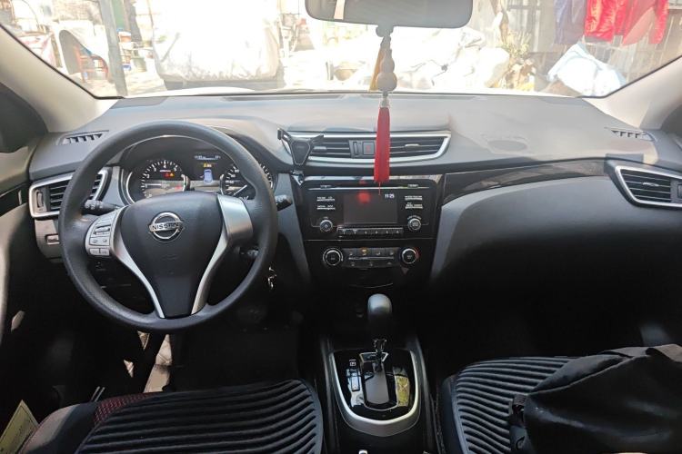 Used Nissan Qashqai 2016 2.0L CVT Elite Edition Center Console