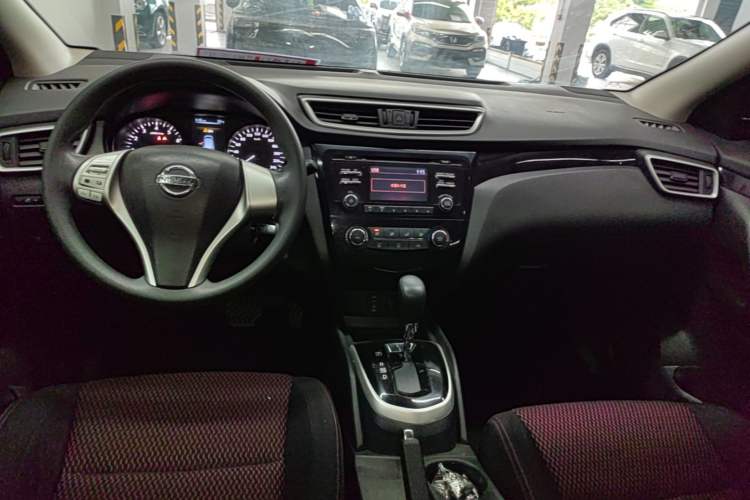 Used Nissan Qashqai 2016 2.0L CVT Elite Edition Center Console