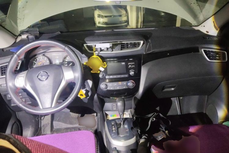 Used Nissan Qashqai 2016 2.0L CVT Elite Edition Center Console