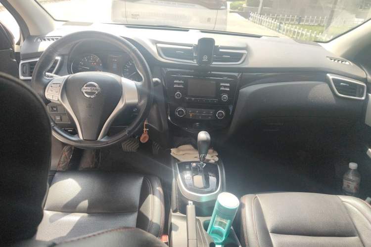 Used Nissan Qashqai 2016 2.0L CVT Elite Edition Center Console