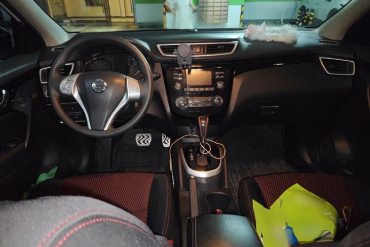 Used Nissan Qashqai 2016 2.0L CVT Elite Edition Center Console