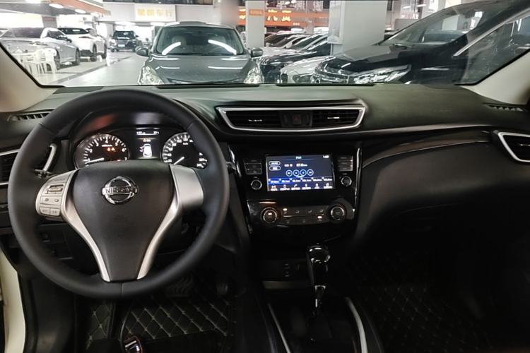 Used Nissan Qashqai 2016 2.0L CVT Elite Edition Center Console
