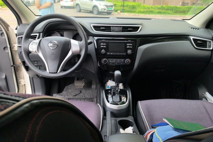 Used Nissan Qashqai 2016 2.0L CVT Elite Edition Center Console