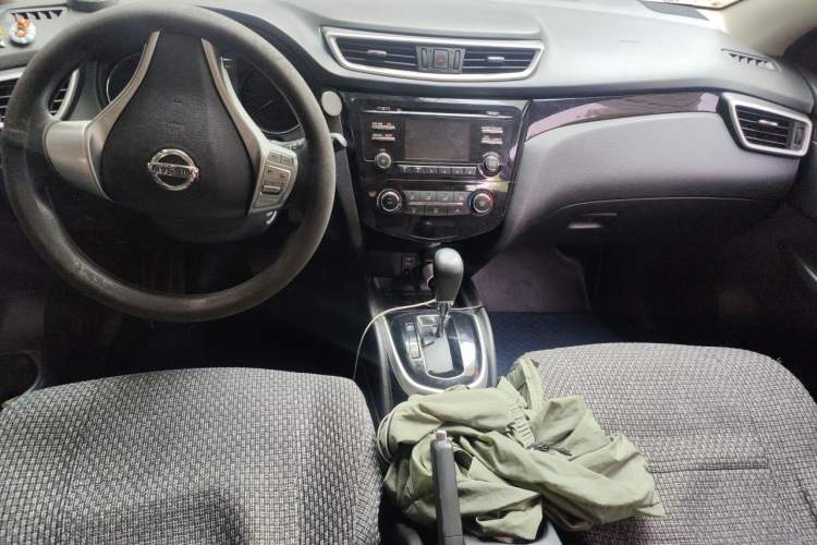 Used Nissan Qashqai 2016 2.0L CVT Elite Edition Center Console