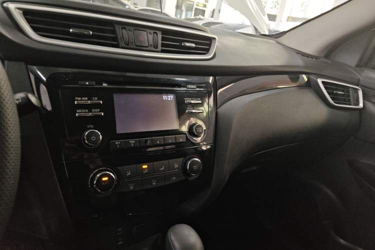Used Nissan Qashqai 2016 2.0L CVT Elite Edition Center Console