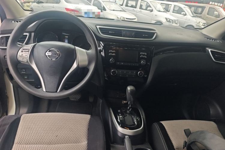 Used Nissan Qashqai 2016 2.0L CVT Elite Edition Center Console