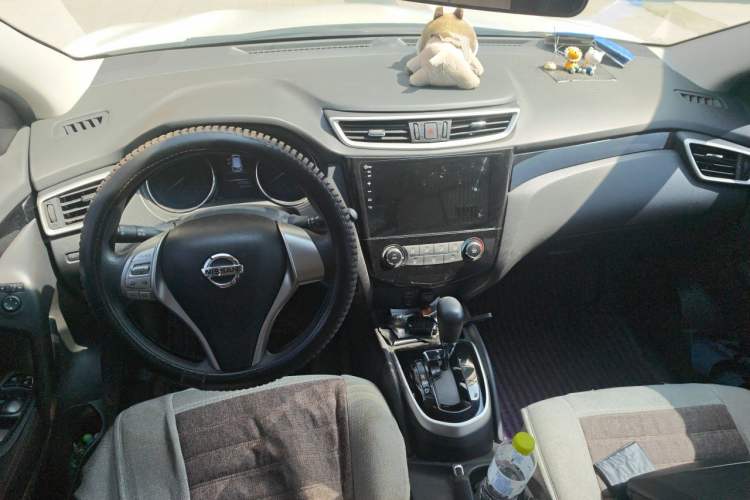 Used Nissan Qashqai 2016 2.0L CVT Elite Edition Center Console