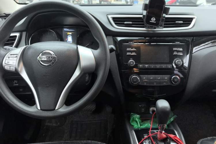Used Nissan Qashqai 2016 2.0L CVT Elite Edition Center Console