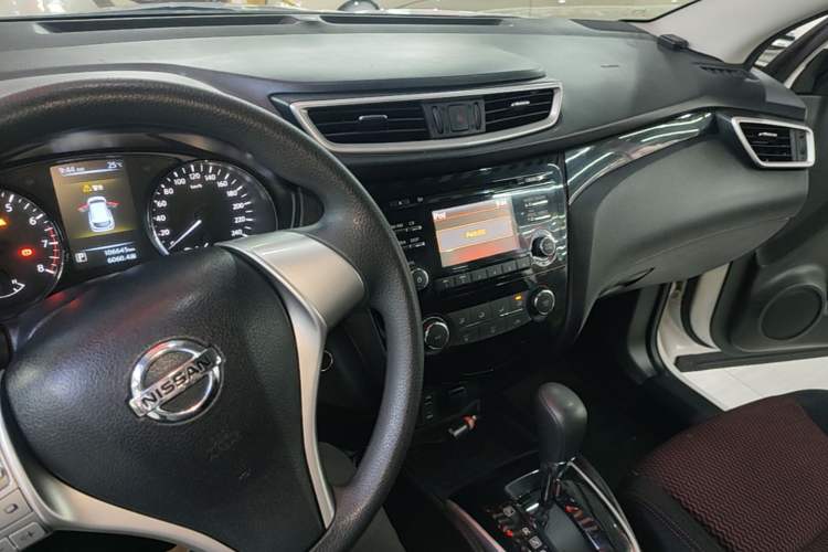 Used Nissan Qashqai 2016 2.0L CVT Elite Edition Center Console