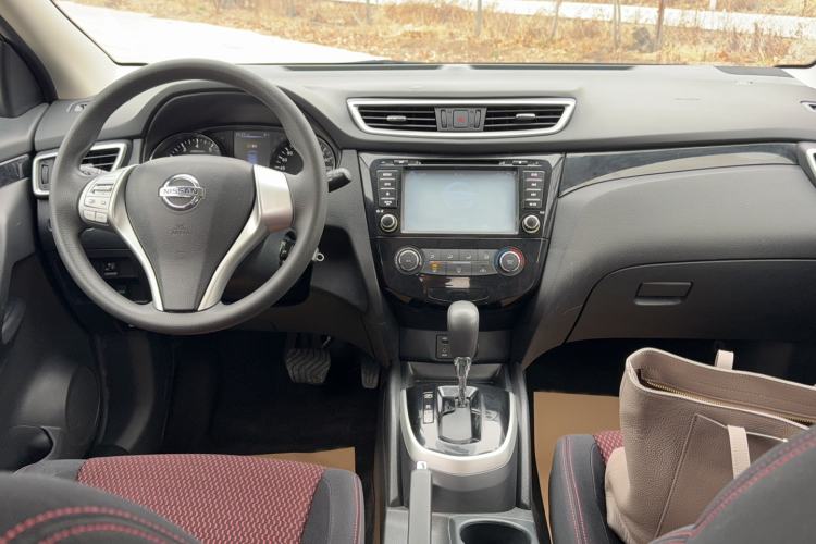 Used Nissan Qashqai 2016 2.0L CVT Elite Edition Center Console