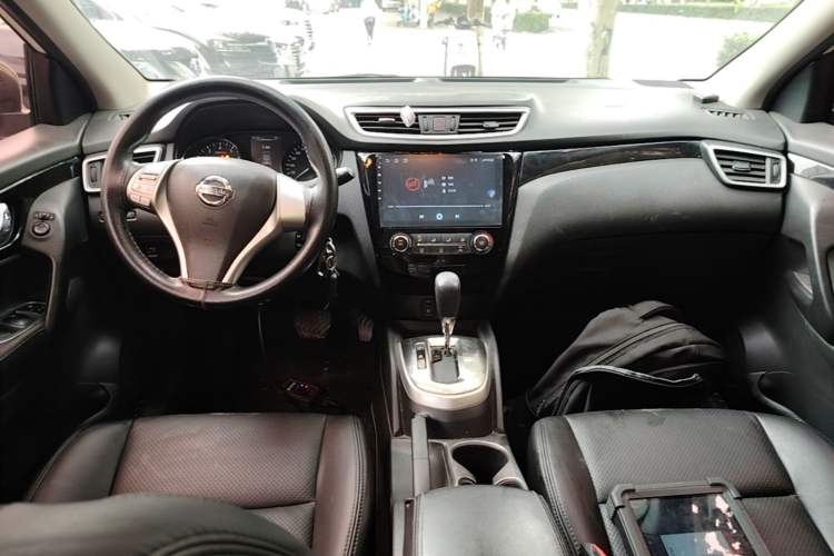 Used Nissan Qashqai 2016 2.0L CVT Elite Edition Center Console