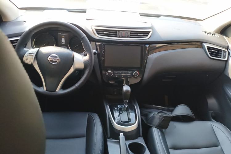 Used Nissan Qashqai 2016 2.0L CVT Elite Edition Center Console