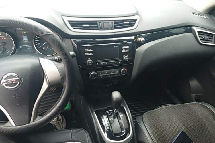 Used Nissan Qashqai 2016 2.0L CVT Elite Edition Center Console