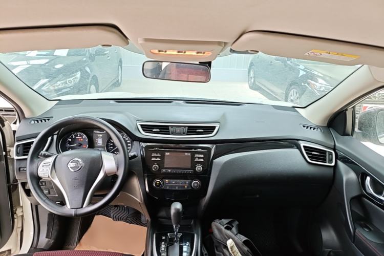 Used Nissan Qashqai 2016 2.0L CVT Elite Edition Center Console
