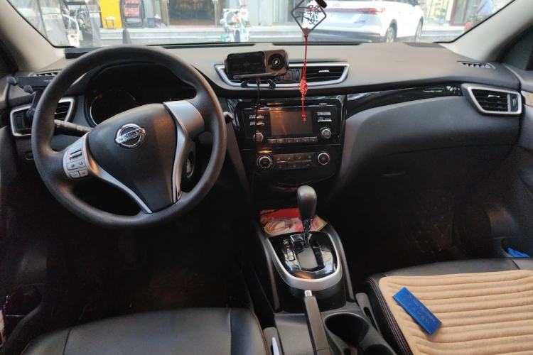 Used Nissan Qashqai 2016 2.0L CVT Elite Edition Center Console