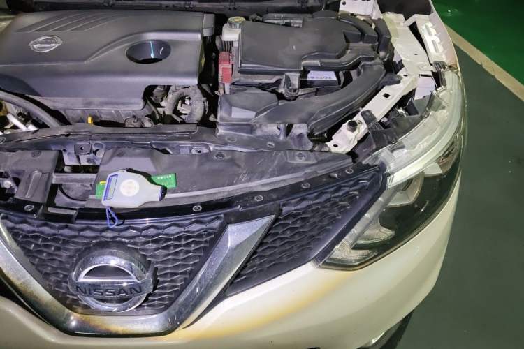 Used Nissan Qashqai 2016 2.0L CVT Elite Edition Engine Bay Left
