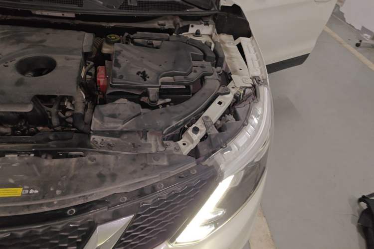 Used Nissan Qashqai 2016 2.0L CVT Elite Edition Engine Bay Left