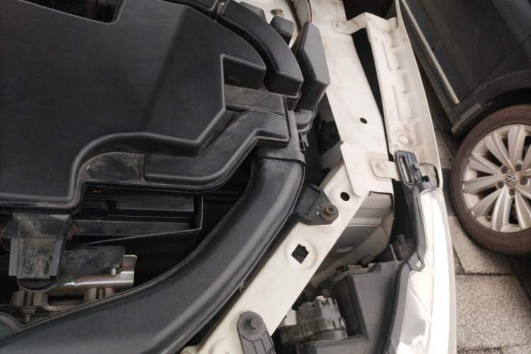 Used Nissan Qashqai 2016 2.0L CVT Elite Edition Engine Bay Left