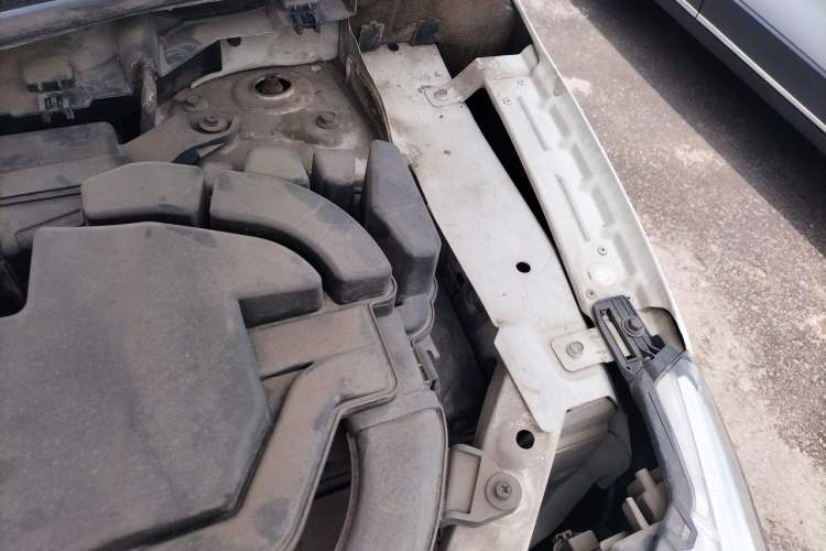 Used Nissan Qashqai 2016 2.0L CVT Elite Edition Engine Bay Left