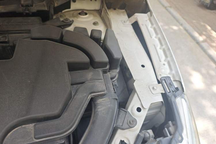 Used Nissan Qashqai 2016 2.0L CVT Elite Edition Engine Bay Left