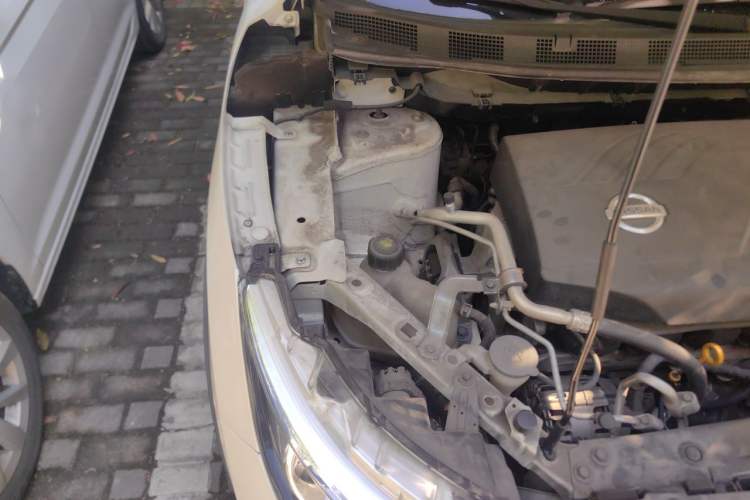 Used Nissan Qashqai 2016 2.0L CVT Elite Edition Engine Bay Right