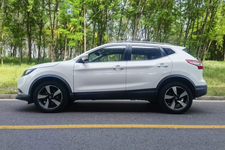 Used Nissan Qashqai 2016 2.0L CVT Luxury Edition Exterior 2